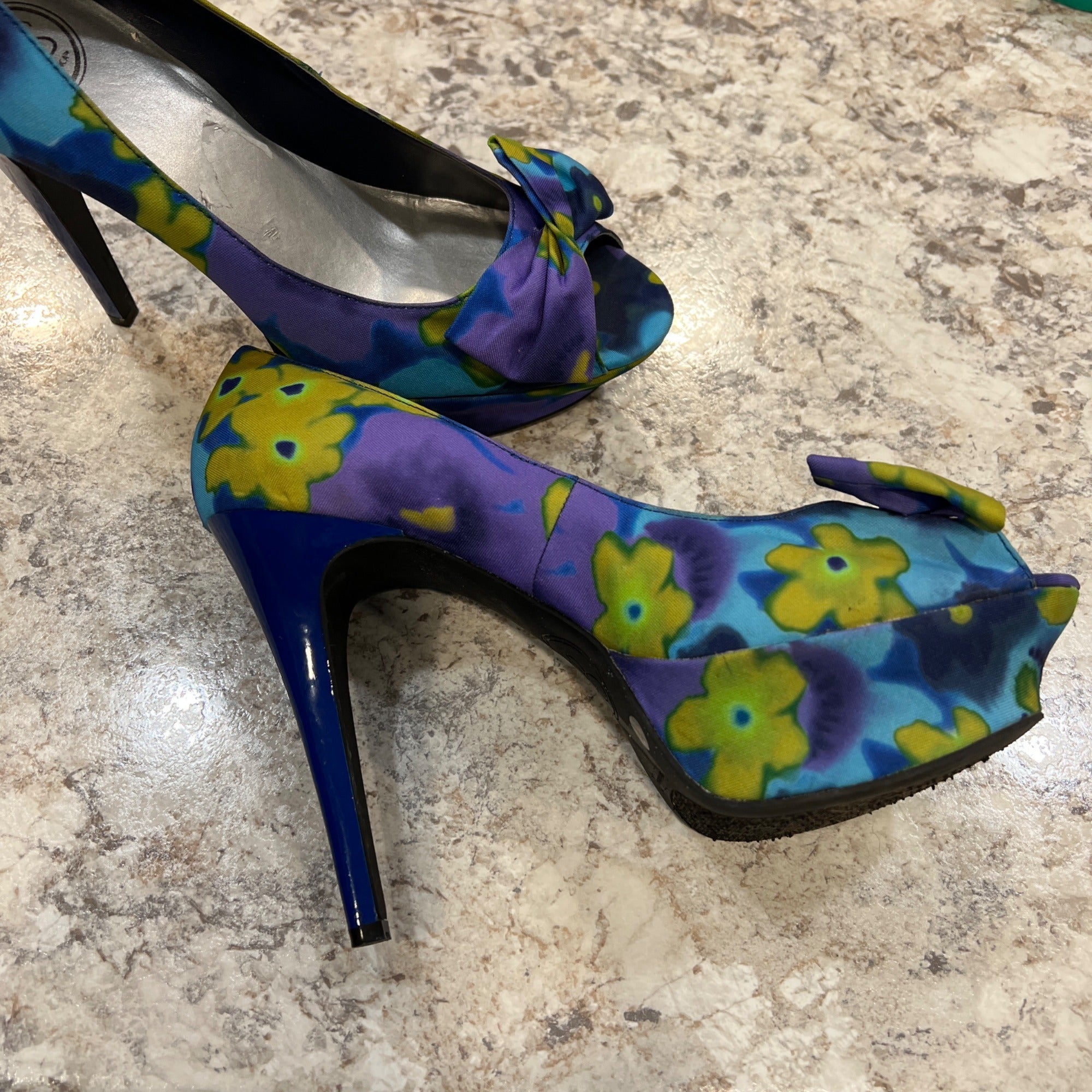 Purple on sale floral pumps